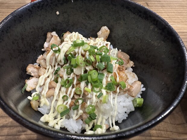 ミニ肉飯セットの写真。