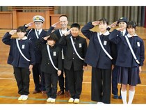 【岡山県倉敷市】「大和被服」が警察制服を再生した夜行タスキを小学校へ配布。環境と防犯に配慮した取り組み