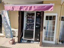自動販売機で買った商品を店内飲食できる、珍しいカフェ【シリアルヤ】