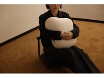 【東京都港区】企画展「ちょっと、ひといき展」開催！呼吸するクッション「fufuly」を抱えて過ごそう