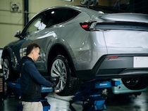 福井県鯖江市の𠮷﨑鈑金が、テスラ認定ボディショップとして正式認定！全国で50社目