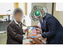 「Sachiプラモ」を展開するサチクル、愛媛の小学校に金融教育書『お金の大冒険』寄贈