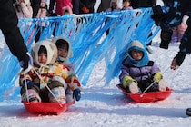 16組の親子らが楽しむ　ひまわりらんど「雪遊び会」　名寄市立大生も運営に協力