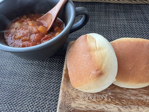 ミネストローネとパンの写真