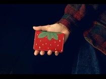 いちごの日に栃木レザー100％で仕立てた「とちあいか」の名刺ケースが新登場。いちご王国・栃木とクアトロガッツがコラボ