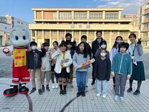 【愛知県】名古屋ダイヤモンドドルフィンズが、名古屋市立橘小学校に横断旗を贈る