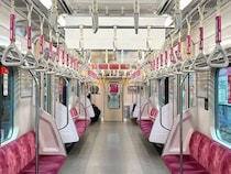 ミネラルウォーター「Contrex」のブランドカラー『ピンクの吊手広告』が電車内で展開