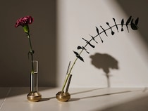 置き方次第で違った印象を生み出す小ぶりな花瓶「a/sym」、ナガエプリュスが発売！