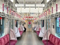 ミネラルウォーター「Contrex」のブランドカラー『ピンクの吊手広告』が電車内で展開