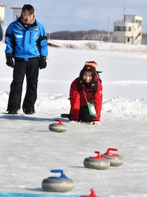 稚内市大沼の氷上でカーリング　冬のイベントに合わせ実証体験