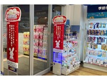 店舗入口の防犯ゲートを広告メディア化。広告接触から売り場までをつなぐ購買導線を構築