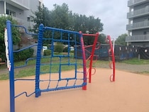 大阪府池田市のUR賃貸住宅「アルビス緑丘」に、ウィンゲートが開発した新遊具が登場