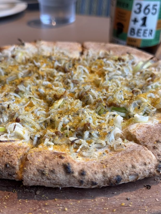 しらすカラスミピザのアップの写真