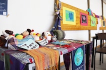 道北センター福祉会　丘の上学園利用者の作品並ぶ　カフェサクラで「自由なこころ展」