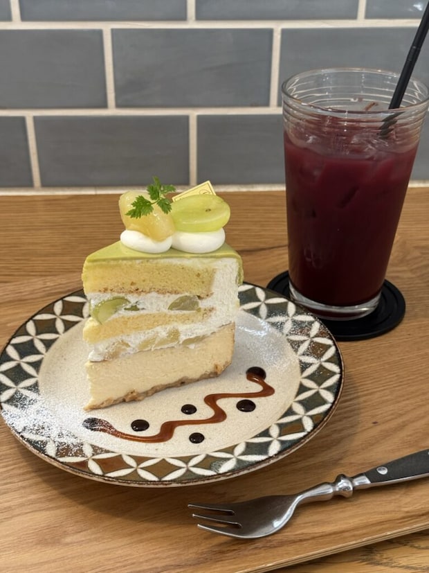 シャインマスカットとラ・フランスのチーズケーキの写真