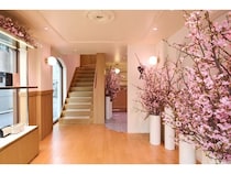 【東京都渋谷区】Ami Parisが、表参道で長期開催中のポップアップストア＆カフェで桜の装飾を実施