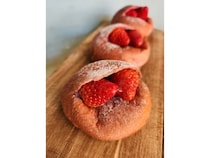 【静岡県三島市】「パンのお店かにかぞく」が、地元農家のいちごを使用した春限定いちご大福を新発売！