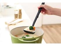 「注ぐ・掬う・置ける」を一本に。調理の不便を解消する多機能「プレミオ・シリコーンお玉」