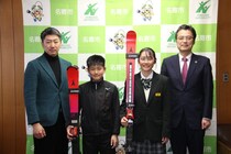 選考レース勝ち抜きジュニオリへ　名寄アルペンスキー少年団　寺島蒼一郎さん（名寄南小５年）　泉紗良さん（名寄東中１年）　加藤市長に出場報告
