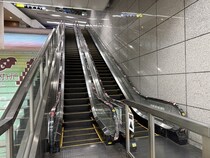 【神奈川県小田原市】小田原駅のエスカレーター手すりが『頭文字D』の後継作『MFゴースト』デザインに！