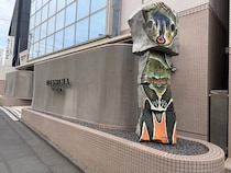 【東京都渋谷区】UESHIMA MUSEUMの正面玄関横に加藤泉氏の彫刻作品『Untitled』を設置。高さ約2.6m