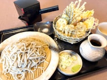 【高根沢グルメ】テレビでも紹介！道の駅たかねざわ 元気あっぷむら「縁そば」の「野菜天盛蕎麦」天ぷらのボリュームがすごい！