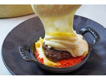 【東京都渋谷区】「Cheese Tavern CASCINA」の炎のチーズ料理最新作「炎の和牛ハンバーグラザニア」