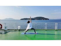 瀬戸内の多島美を望み心身を解放！フェリーの屋上展望デッキで楽しむ「船ヨガ」誕生
