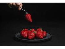 【広島県広島市】広島三越の地下1階「アバンセ」にて、生産者による対面販売と高級いちご3品種の試食を実施