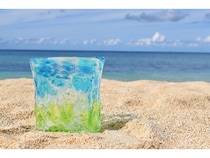 琉球ガラス作家・松田英吉の名工として初の作品展。沖縄・恩納村の海と空を京都で体感