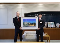 人気イラストレーター・鈴木英人氏の作品『終わりなき日々』が豊橋市美術博物館へ寄贈