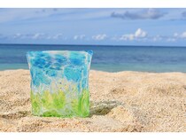 琉球ガラス作家・松田英吉の名工として初の作品展。沖縄・恩納村の海と空を京都で体感