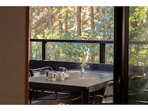 【神奈川県箱根町】箱根の一棟貸しヴィラSHIKIが、建築美と調和するKINTOのテーブルウェアを導入