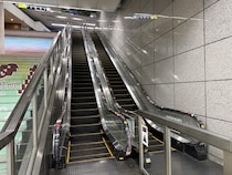 【神奈川県小田原市】小田原駅のエスカレーター手すりが『頭文字D』の後継作『MFゴースト』デザインに！