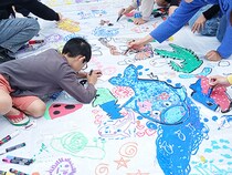 【沖縄県南城市】南都グループ周年プロモーション第1弾、子ども63名が大空を描く巨大アート制作
