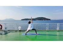 瀬戸内の多島美を望み心身を解放！フェリーの屋上展望デッキで楽しむ「船ヨガ」誕生