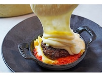 【東京都渋谷区】「Cheese Tavern CASCINA」の炎のチーズ料理最新作「炎の和牛ハンバーグラザニア」