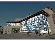 【長野県小布施町】北斎館開館50周年を記念して町が北斎一色に！北斎ホールも巨大北斎浪図でラッピング