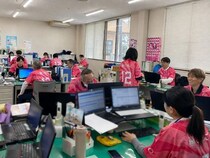 宮崎県国富町がプロサッカークラブのテゲバジャーロ宮崎を応援！ピンク色の服装で執務