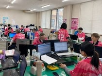 宮崎県国富町がプロサッカークラブのテゲバジャーロ宮崎を応援！ピンク色の服装で執務