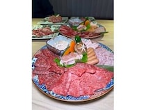 【長崎県時津町】全長16m、日本最長級の特急レーン設置の焼肉店「特急焼肉ウルトラ 時津店」オープン。大型キッズルームも完備