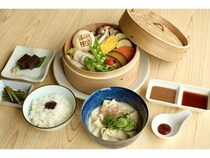 【長野県長野市】茅葺き古民家の宿・やきもち家の新ランチは旬の恵みを楽しむ「夏の里山せいろ御膳」