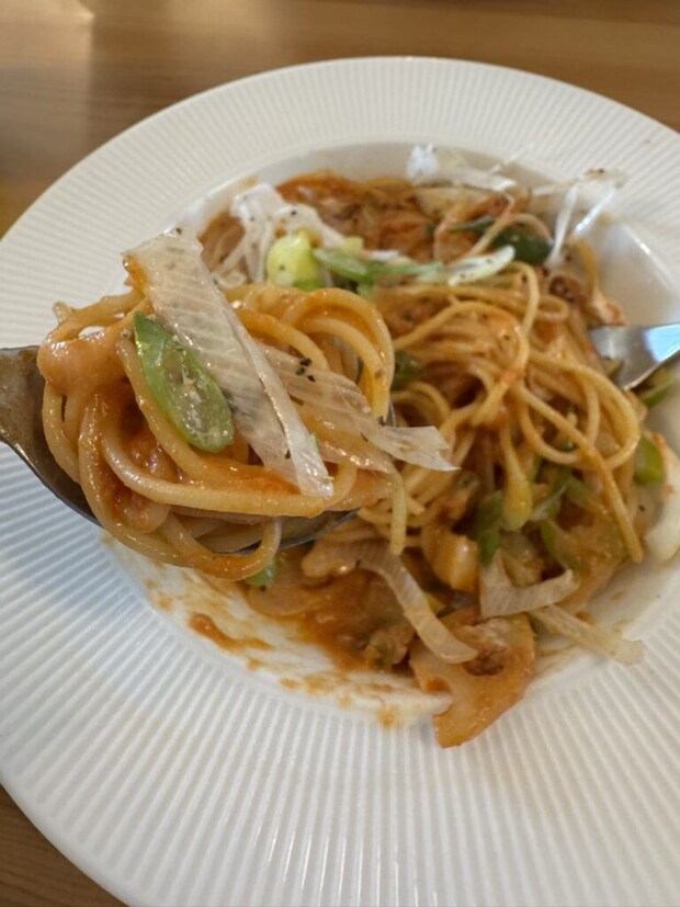 あさりといかのトマトクリームパスタのアップの写真