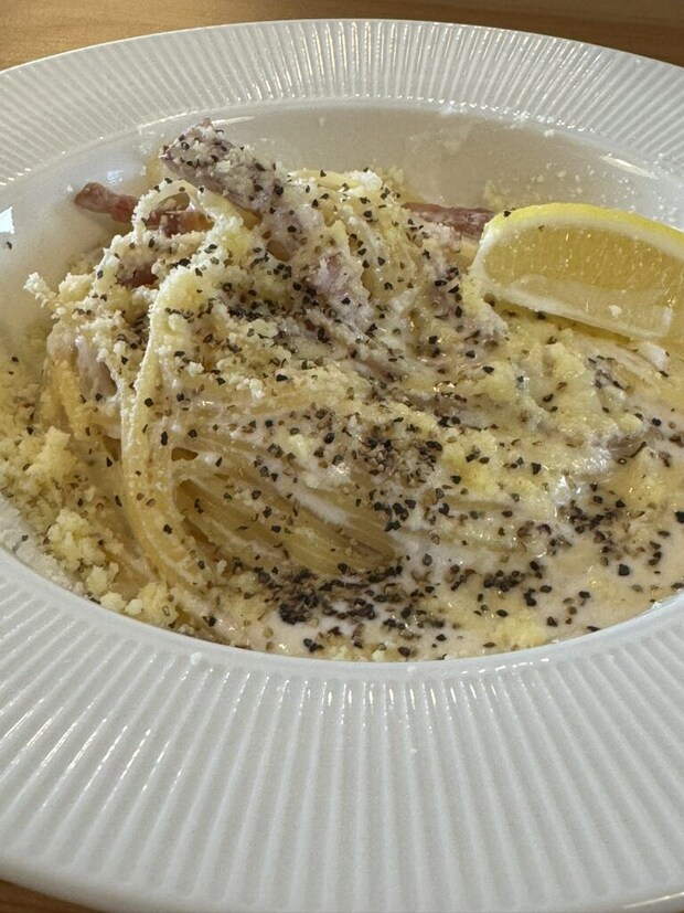 ベーコンのチーズレモンクリームパスタの写真