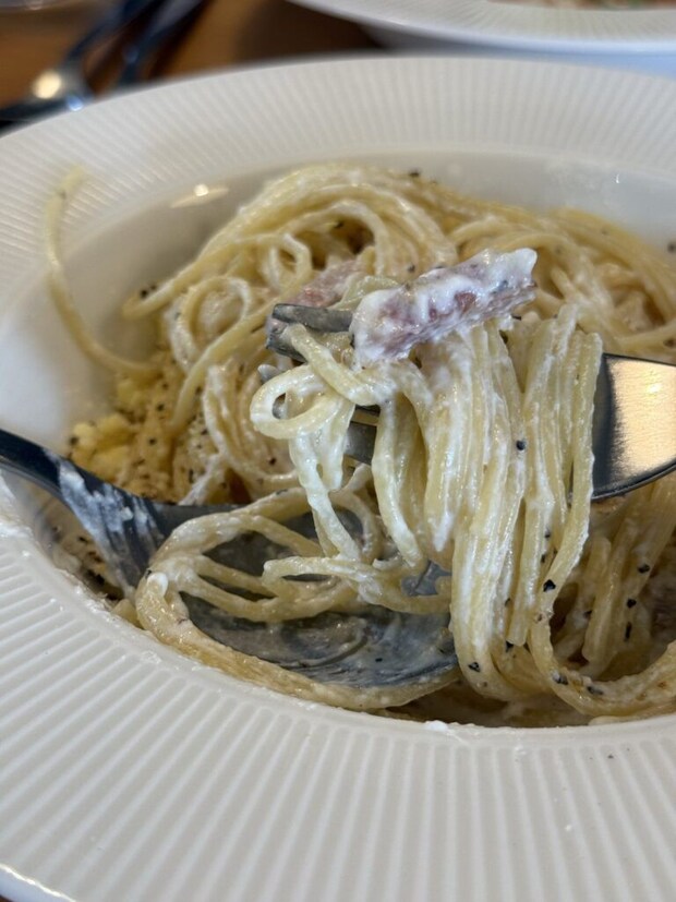 ベーコンのチーズレモンクリームパスタのアップの写真
