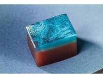 夜空を描いた夏限定羊羹「満天」に鳥取限定包装が登場！宝石のような琥珀糖もチェック