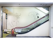 【神奈川県横浜市】新連載開始！閉館する映画館「ムービル」の壁が一棟まるごと『週刊マンガ雑誌』になる