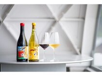 横尾忠則氏がラベルを手がけた愛媛・大三島産の紅白ワイン発売！東京で記念企画も
