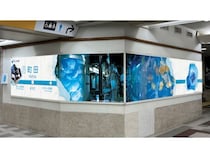 新江ノ島水族館が町田駅をジャック！“水族館の裏側”をのぞける体験型広告を展開