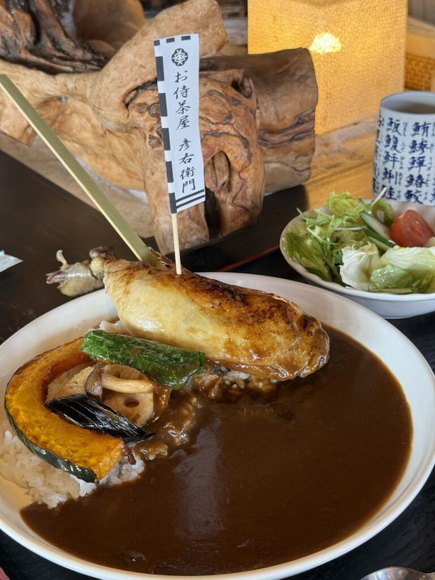 山口県光市『お侍茶屋 彦右衛門 光店』名物ちどり足カレーの全体の写真